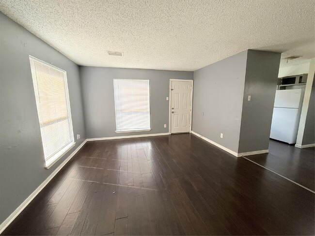 2641 Santa Barbara Dr in Grand Prairie, TX - Foto de edificio - Building Photo