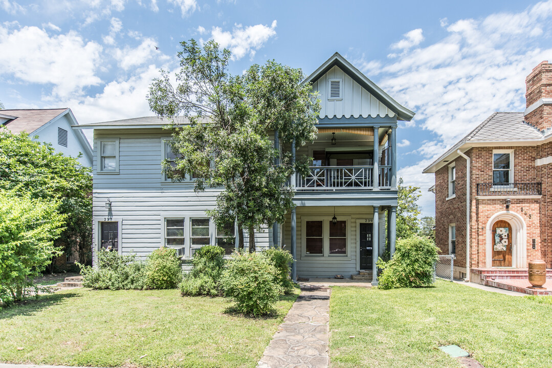 239 E. Lullwood Ave., Unit Garage Apt in San Antonio, TX - Building Photo