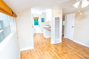 915 E Balboa Blvd in Newport Beach, CA - Building Photo