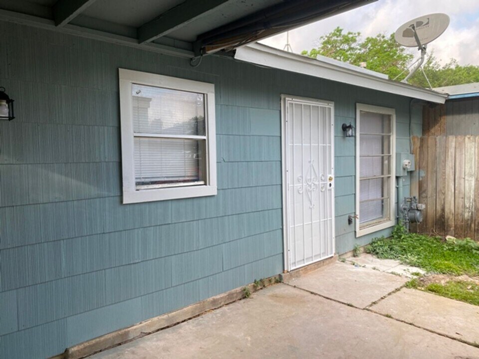 5426 Little Creek Dr in San Antonio, TX - Building Photo