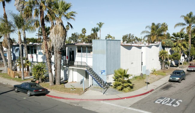 Palms Patio Apartments in San Diego, CA - Foto de edificio - Building Photo
