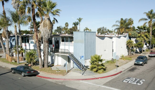 Palms Patio Apartments in San Diego, CA - Building Photo - Building Photo