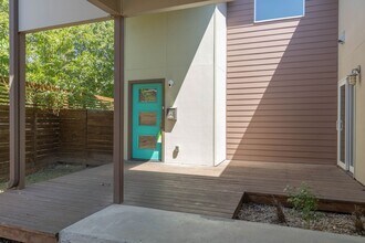 1702 Forest Hill Dr in Austin, TX - Building Photo - Building Photo