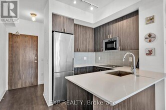 727-799 EAGLE ROCK Way in Vaughan, ON - Building Photo - Building Photo