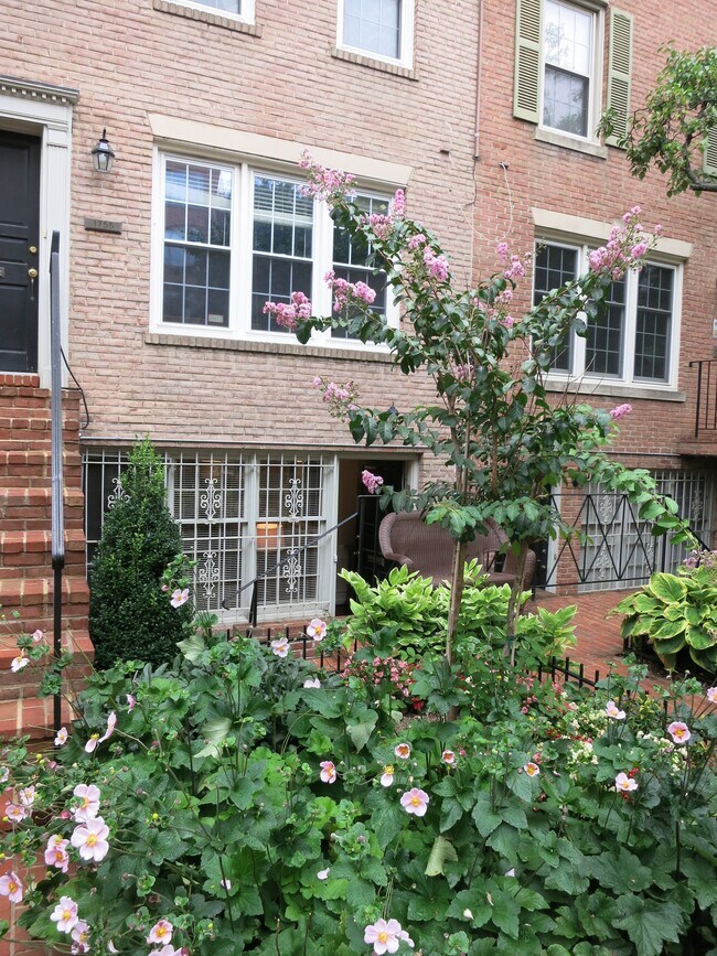1755 Q St NW, Unit Apt A in Washington, DC - Foto de edificio - Building Photo