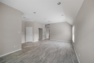9847 Willow Crossing Dr in Houston, TX - Building Photo - Building Photo