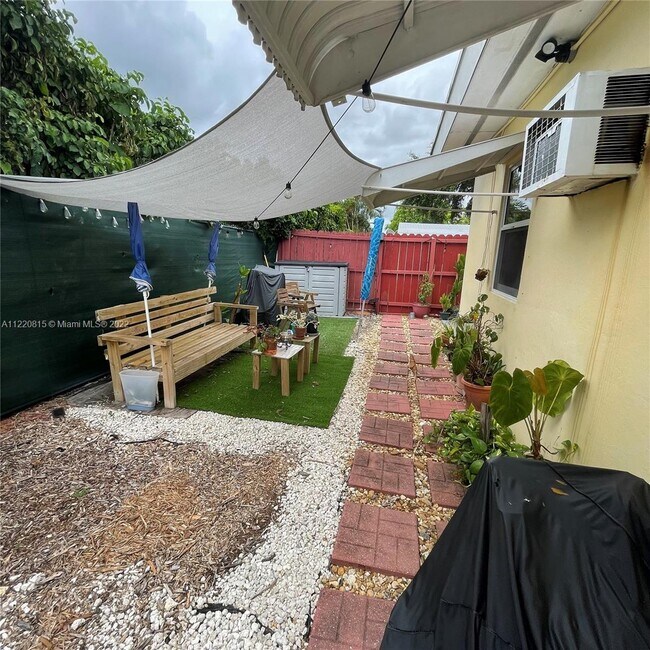 2526 McKinley St-Unit -2 in Hollywood, FL - Building Photo - Building Photo