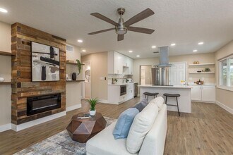 2480 Del Rio Way in Dunedin, FL - Building Photo - Building Photo