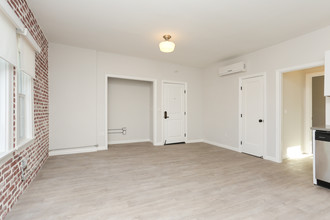 The Eleanor Apartments in Los Angeles, CA - Building Photo - Interior Photo