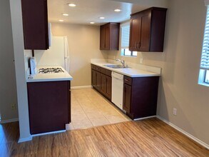 411 W Riverside Dr in Burbank, CA - Building Photo - Building Photo