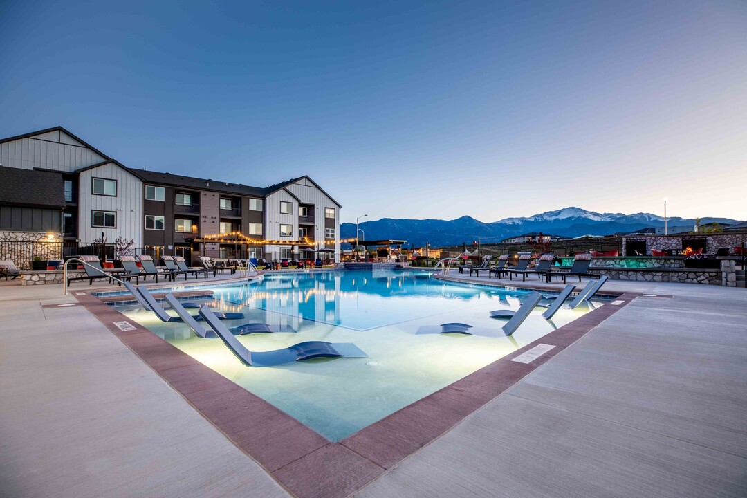 View on Centennial in Colorado Springs, CO - Foto de edificio