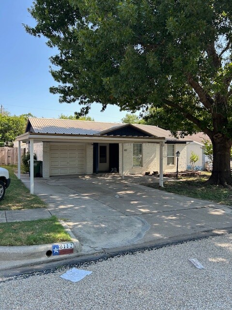 8112 Carlos St in Fort Worth, TX - Building Photo