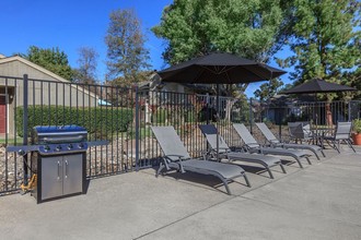 Cobblestone Village in Fresno, CA - Foto de edificio - Building Photo