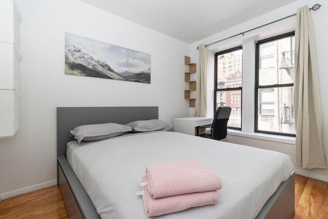 247 E 94th St in New York, NY - Building Photo