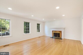 1250 Pine Hill Rd in McLean, VA - Building Photo - Building Photo