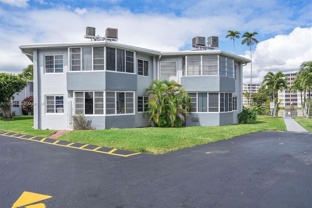 1671 NE Miami Gardens Dr in North Miami Beach, FL - Building Photo
