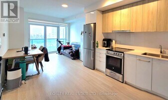 30 Upper Mall Wy in Vaughan, ON - Building Photo