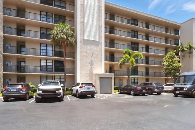 6 Royal Palm Way, Unit 105 in Boca Raton, FL - Foto de edificio - Building Photo