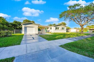 9801 SW 103rd St in Miami, FL - Building Photo - Building Photo