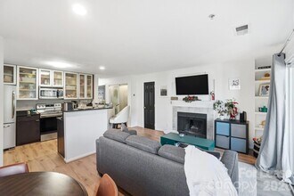 525 N Graham St, Unit 2F in Charlotte, NC - Foto de edificio - Building Photo