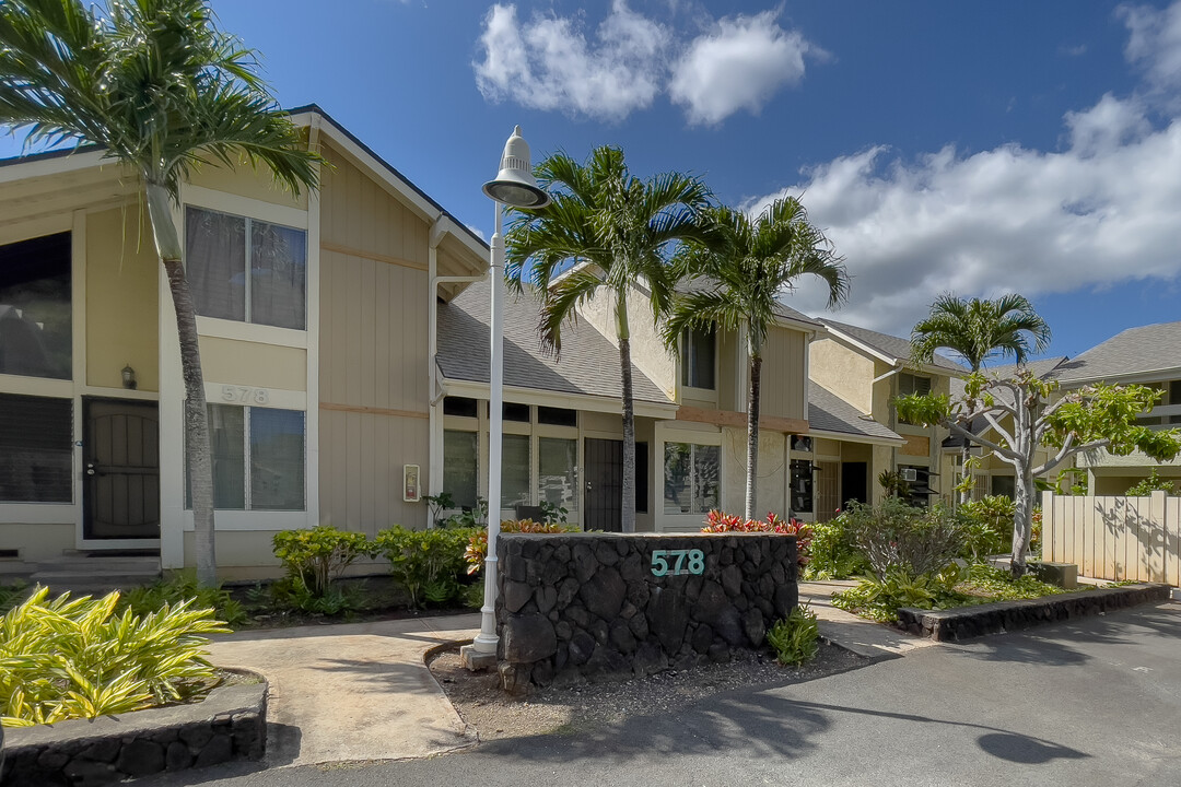 Mariners Village in Honolulu, HI - Building Photo