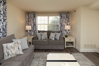 Chapel Valley Townhomes in Baltimore, MD - Foto de edificio - Building Photo