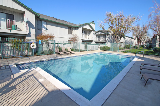 Park Place Apartments in Manteca, CA - Foto de edificio - Building Photo