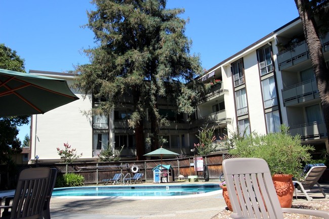 Redwood Acres Condos in Redwood City, CA - Foto de edificio - Building Photo