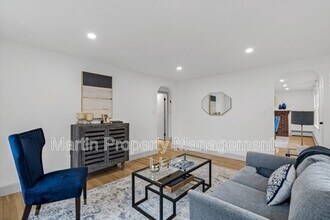 104 Mishawum Rd in Woburn, MA - Foto de edificio - Building Photo