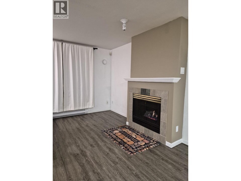 6588 Southoaks Cres in Burnaby, BC - Building Photo