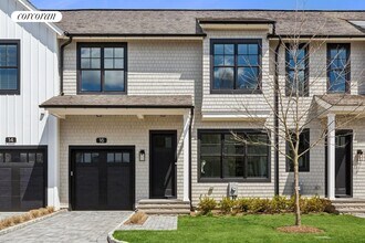 16 Magnolia Dr in Water Mill, NY - Building Photo - Building Photo