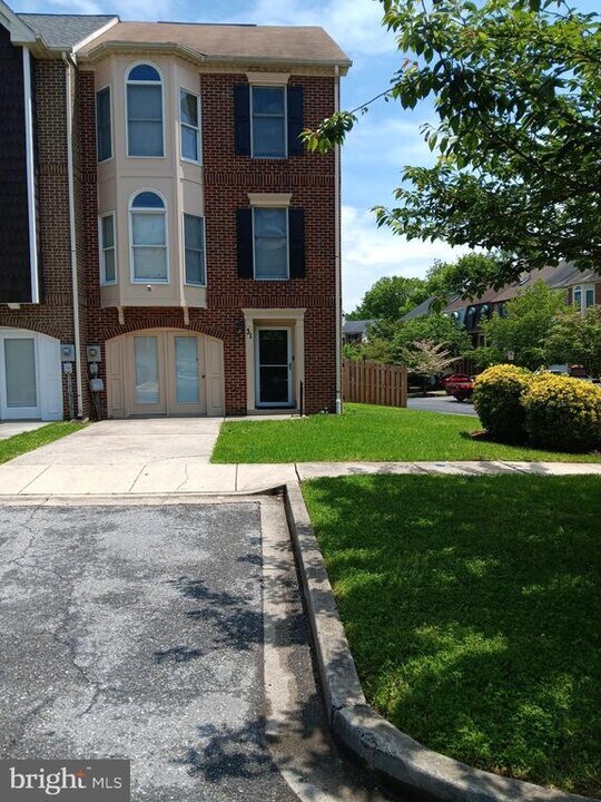 31 Victoria Square in Frederick, MD - Building Photo