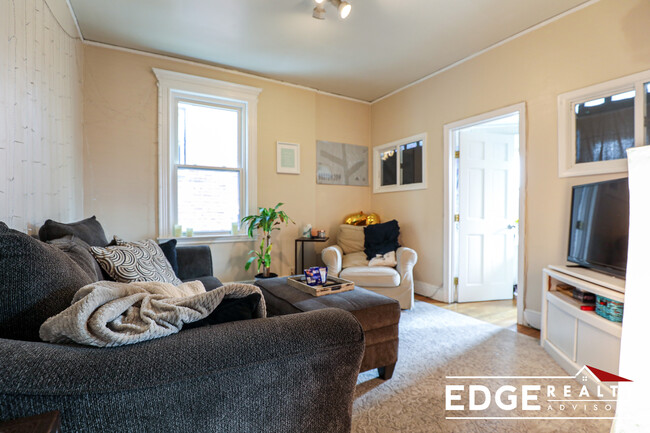 1719 Commonwealth Ave, Unit 2 in Boston, MA - Foto de edificio - Building Photo