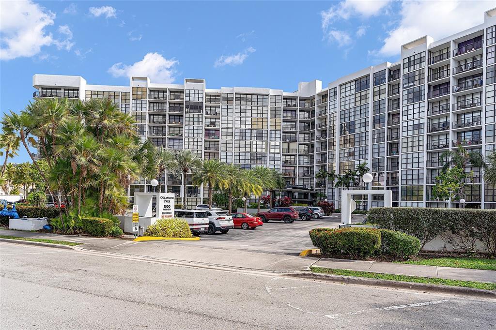 1000 Parkview Dr, Unit 801 in Hallandale Beach, FL - Building Photo