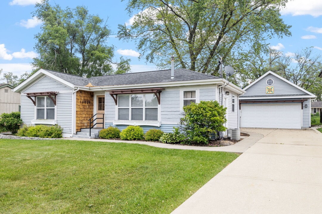 10829 1st St in Mokena, IL - Building Photo
