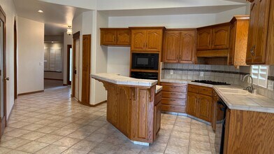 521 Sherwood Ct in Hanford, CA - Building Photo - Building Photo