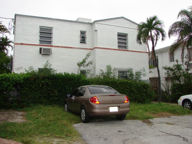 2830 Pine Tree Dr in Miami Beach, FL - Building Photo - Building Photo