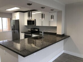 161 Lakeview Dr in Weston, FL - Building Photo - Building Photo