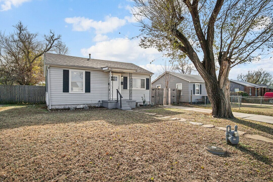 7202 NW 46th St in Bethany, OK - Building Photo