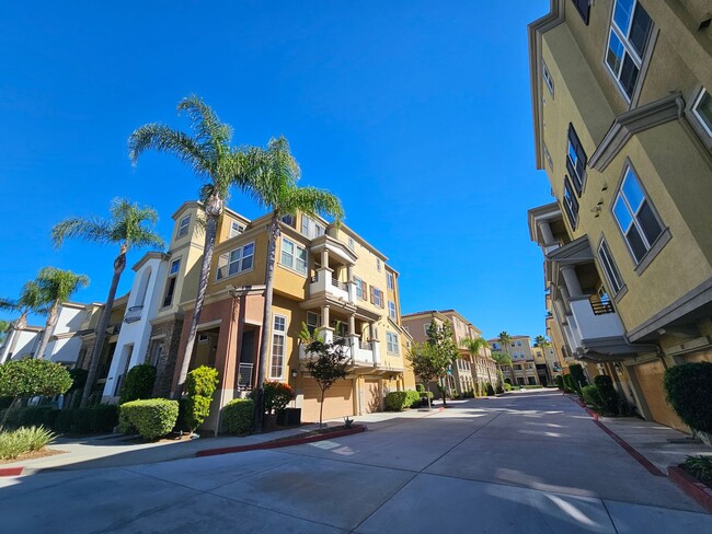 5057 Plaza Promenade in San Diego, CA - Foto de edificio - Building Photo