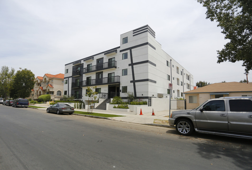 7228 Amigo Ave in Reseda, CA - Foto de edificio