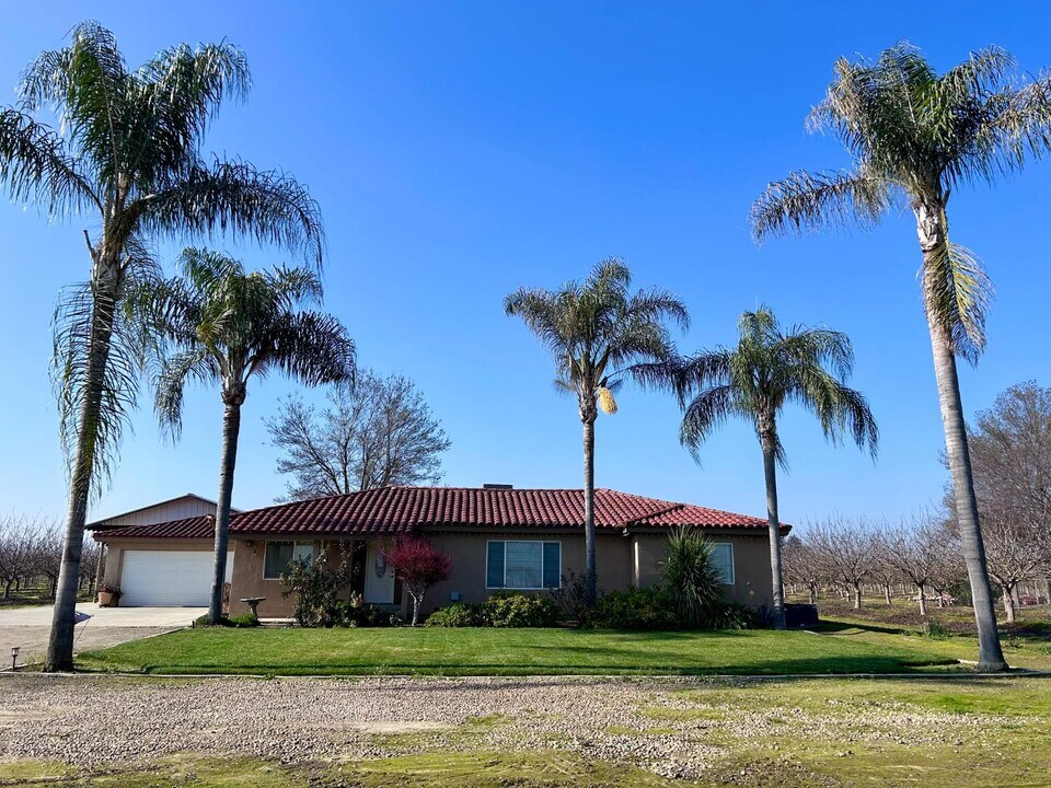 10433 S Bethel Ave in Selma, CA - Building Photo