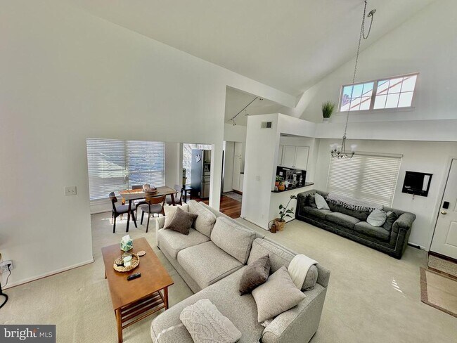 4501 Hazeltine Ct-Unit -D in Alexandria, VA - Building Photo - Building Photo