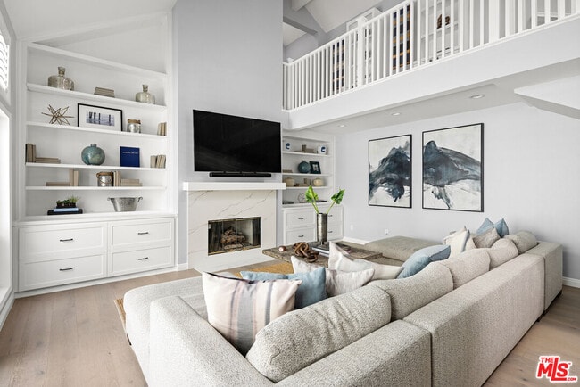 13082 Mindanao Way in Marina Del Rey, CA - Building Photo - Building Photo