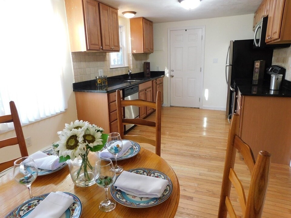 251 Neponset St in Canton, MA - Building Photo