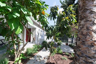 321 Heliotrope Dr in Los Angeles, CA - Building Photo - Building Photo