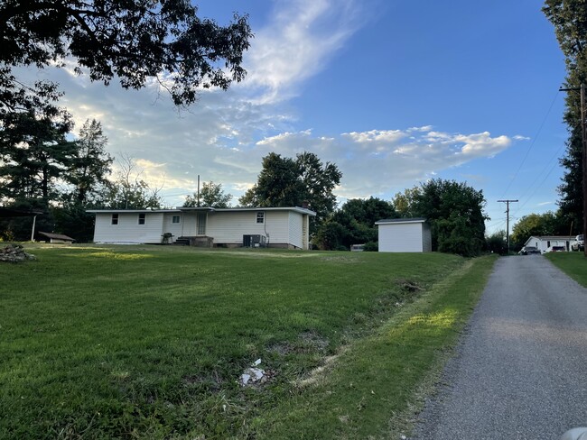 421 Oakland Ave in Belmont, NC - Building Photo - Building Photo