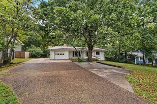 2057 N Old Wire Rd in Fayetteville, AR - Building Photo