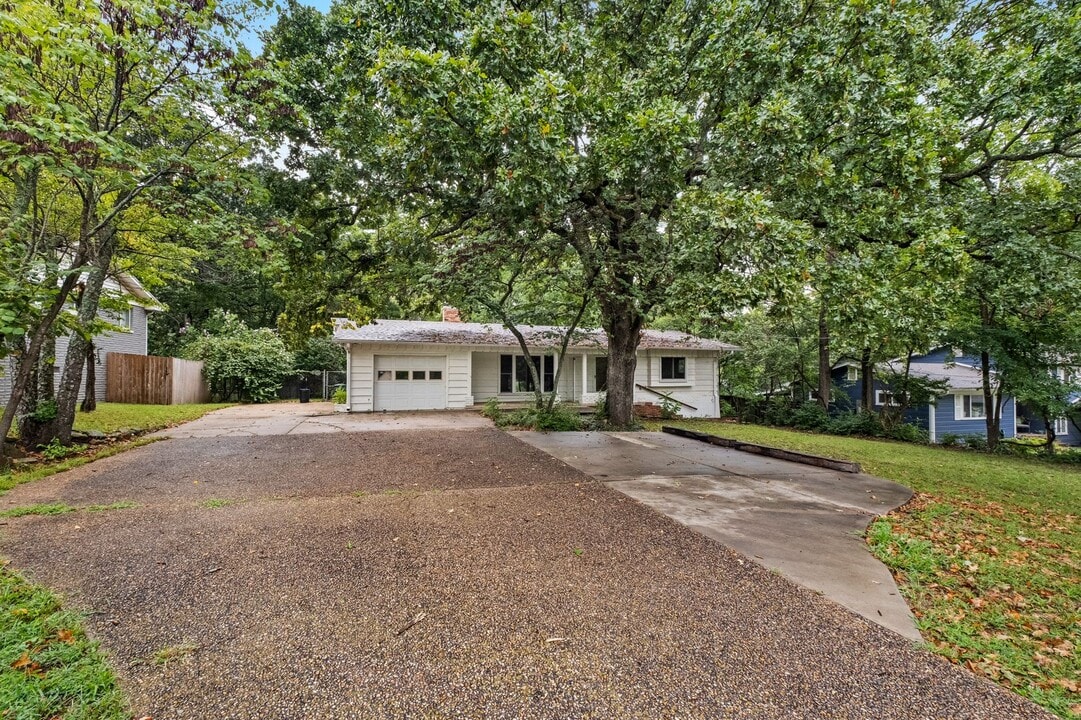 2057 N Old Wire Rd in Fayetteville, AR - Building Photo