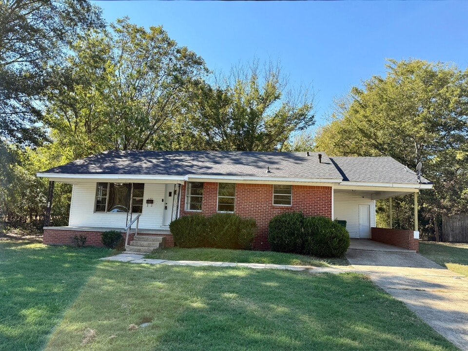 207 Lakeview Dr in Tupelo, MS - Building Photo